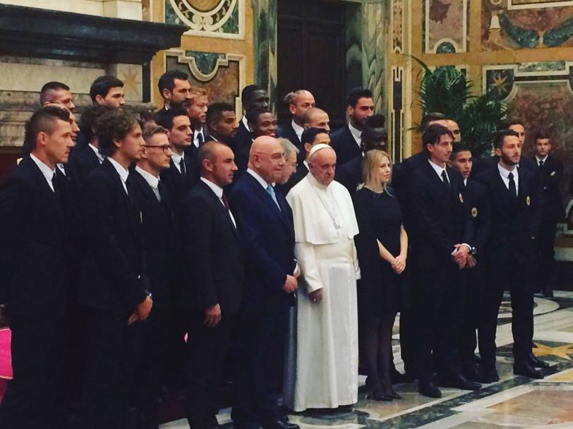 Il Milan e Bergoglio in posa per le foto di rito dopo la visita in Vaticano